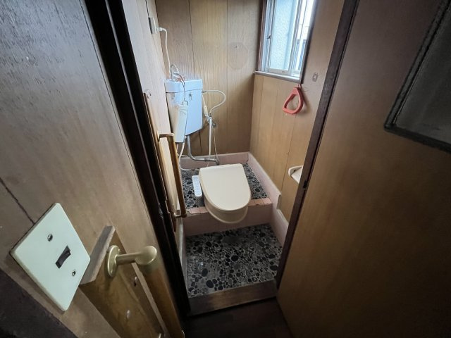 手すりを設置したトイレ。窓からの採光も確保されています。