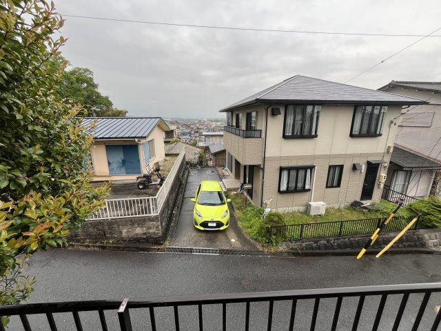 高台に位置し、周囲の街並みを望むことができます。