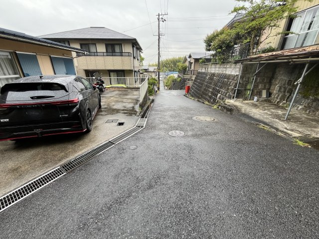 舗装された前面道路。近隣は落ち着いた住宅地です。