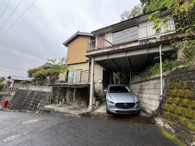屋根付きの駐車スペース。雨の日の乗り降りにも配慮。