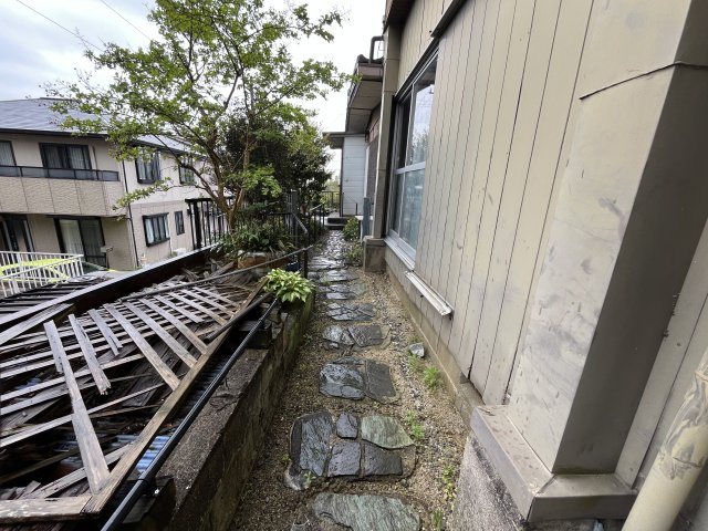 玄関まで続く石畳のアプローチ。植栽も配置されています。