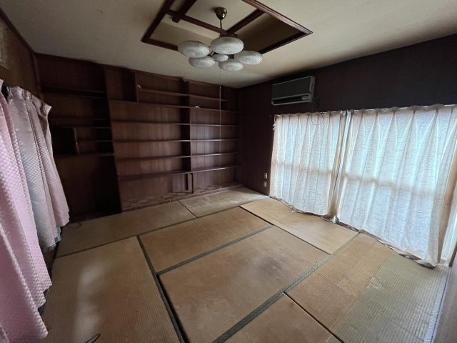 壁一面に木製棚を備えた和室。書斎や趣味の部屋としても。