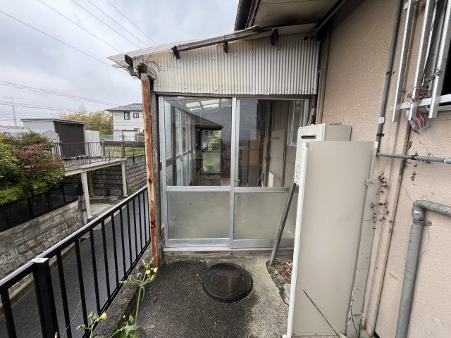 天候を気にせず活用できる、ガラス囲いのサンルーム。