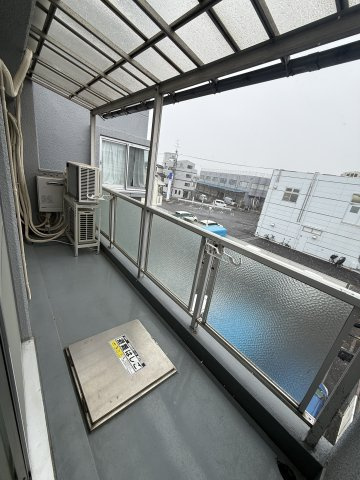 バルコニーからの眺めを楽しみながら食事をしませんか