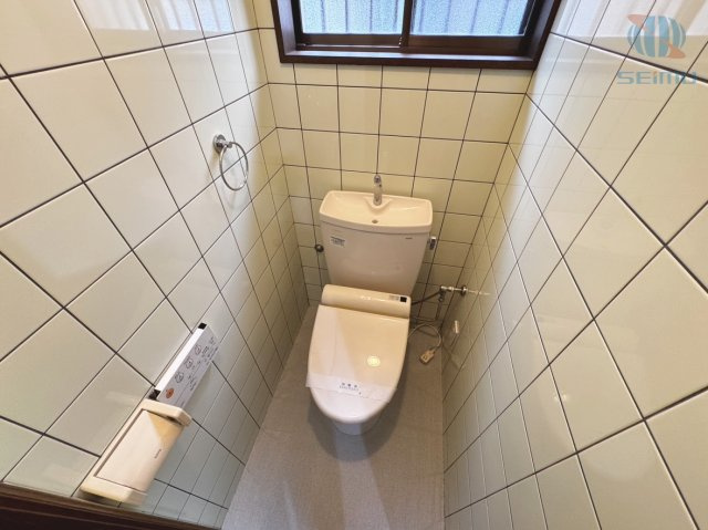 【トイレ】1階トイレには温水洗浄便座を設置。快適にご利用いただけるほか、シンプルで清潔感のある空間に仕上がっています。