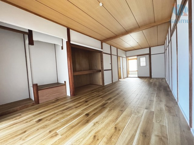 【洋室】2階　約12帖の洋室。ベッドやデスクをゆったり配置できる広さで、主寝室としてもおすすめです。大きな家具を置いても余裕があり、快適なプライベート空間を演出します。