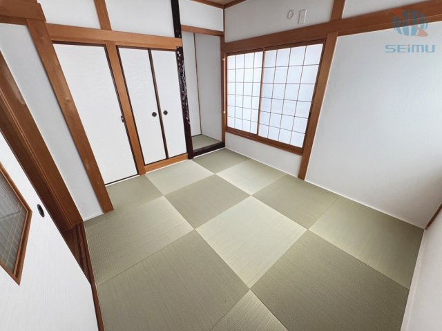 【和室】2階　約5.5畳の落ち着きのある和室。客間としてはもちろん、お子様の遊び場やくつろぎの空間など、多目的に活用いただけます。