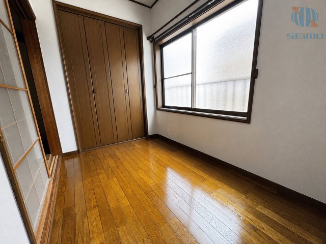 【洋室】2階　約2.7帖の洋室。コンパクトながら、書斎やテレワークスペース、趣味のお部屋、収納スペースなど、多目的に活用できる便利な一室です。