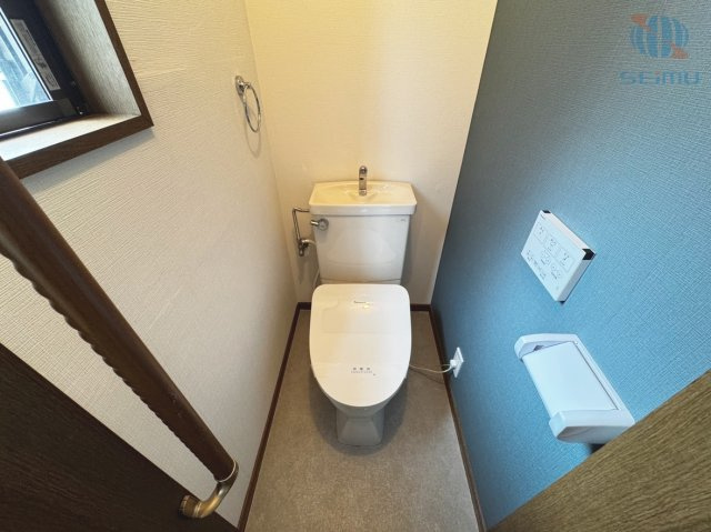 【トイレ】2階トイレは、青色のアクセントクロスが印象的な落ち着きのある空間。