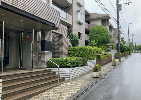 コープ野村緑山ヒルズ弐番館の中庭