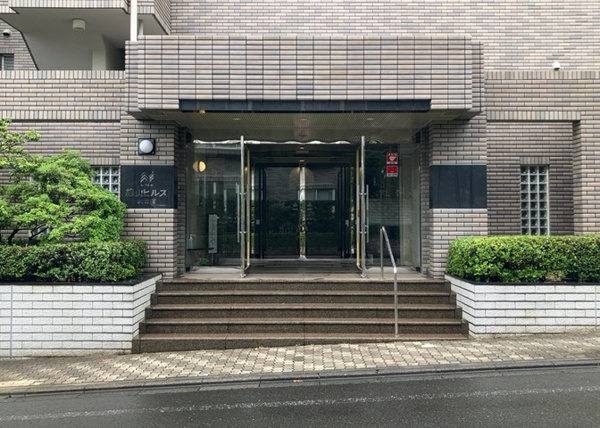 コープ野村緑山ヒルズ弐番館のエントランス