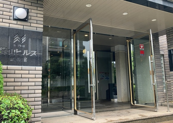 コープ野村緑山ヒルズ弐番館の玄関