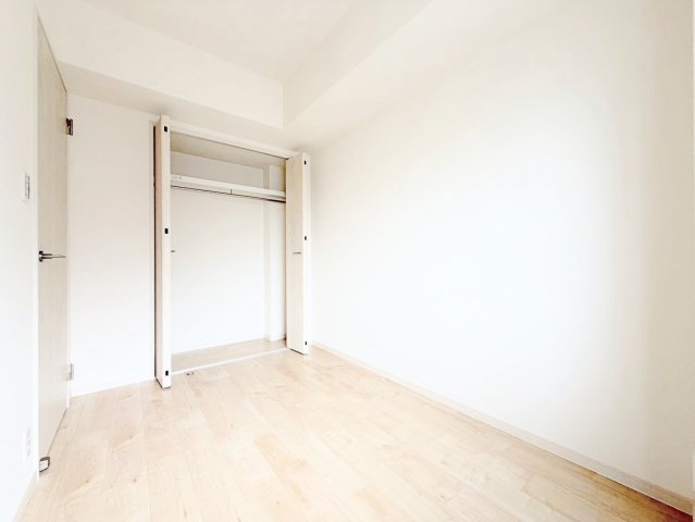 ◆柔らかい陽光が差し込む明るいお部屋を演出する設計。彩光の取れる窓が気持ちの良いお部屋を創り上げます。【モデルルーム写真】