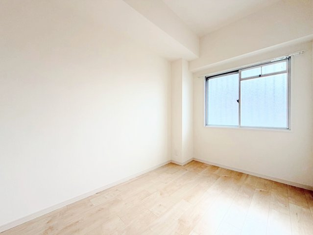 ◆室内はいつも明るい印象なので気持ちの良い朝を迎えられます。各部屋にはクローゼットを完備しており、収納が多いお家はすっきりして快適空間です。【モデルルーム写真】
