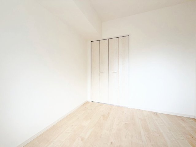 ◆気持ちの良い風が室内へ入り込む居室。家具を配置しても広々ご利用いただけます！！【モデルルーム写真】