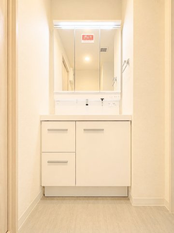 ◆毎日使う場所だから、機能的で使いやすさに配慮したパウダールーム。すっきりと使えるように収納も豊富にご用意しています。【モデルルーム写真】