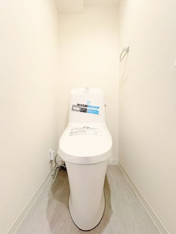 ◆清潔感のある白を基調とした落ち着ける空間。小窓をもうけていますので、こもりやすい空気の入れ替えも簡単に行えますね！【モデルルーム写真】