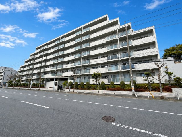 ◆堂々たる趣ながら、主張し過ぎずどこか余裕を感じさせるシャープなフォルムで佇む邸宅は、晴天の空と照らし合わせる事で、本来あるべき完成形の姿を見せてくれます。