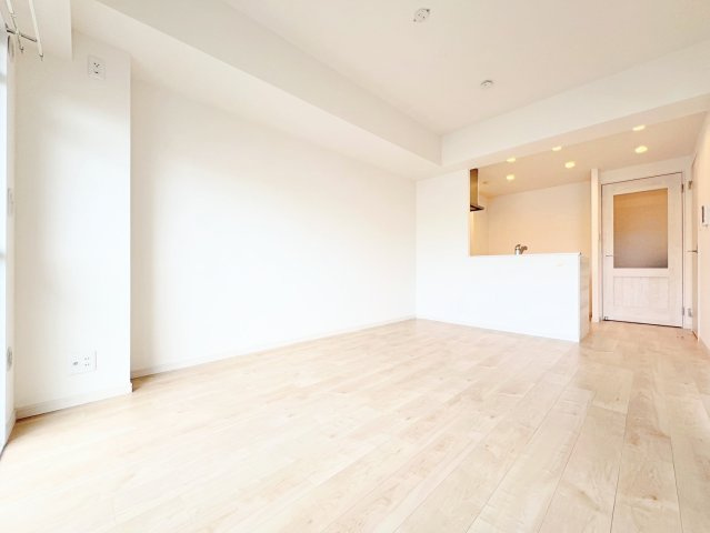 ◆リビングは一日中太陽の光が射し込みます。家族が集まる空間は、自然と笑顔が溢れます！【モデルルーム写真】