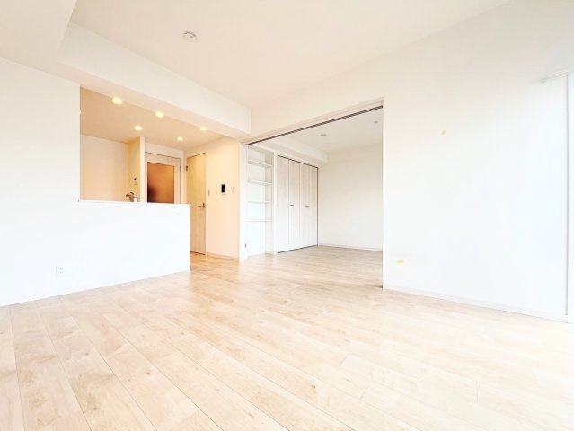 ◆ご家族の会話がはずむ、開放的なＬＤＫです。休日はお陽さまの光をたっぷりととりこめるぽかぽかリビングで過ごしませんか？【モデルルーム写真】
