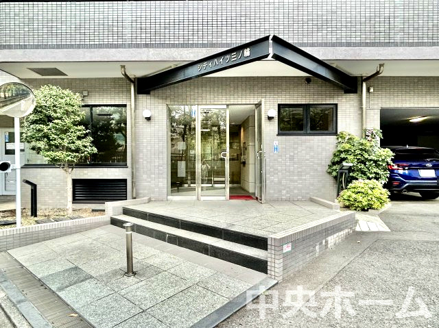 【エントランス】マンションのエントランスは、その物件の印象を決める、顔とも言える場所です。毎日通る場所ですからきれいなのが一番です。