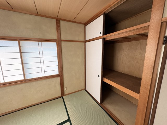 和室に設けられた押入収納です。上下2段に分かれており、布団収納にも適した奥行きのある造りです。上段・下段で用途を分けて収納することができます。開口部も広く、出し入れがしやすい点も魅力です。