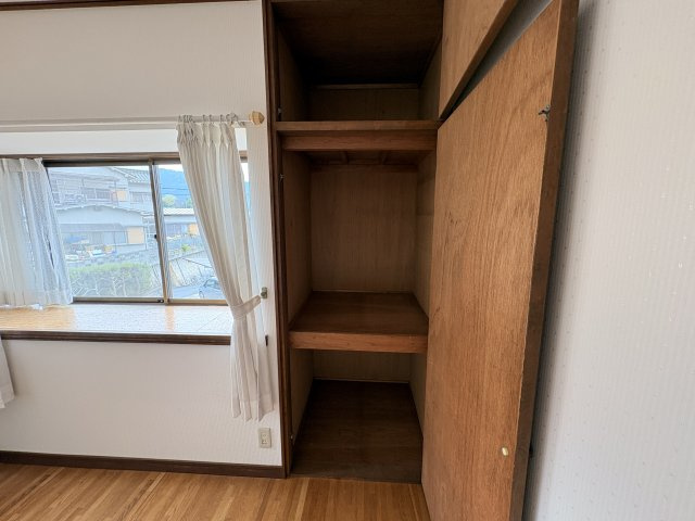 洋室に備え付けられた収納です。高さと奥行きがあり、衣類のほかスーツケースや大きな荷物も収納可能です。棚が設置されているため、用途に応じて整理しやすい設計です。家具を減らし空間を広く使うことができます。