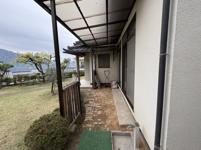 屋根付きのテラススペースは、天候を気にせず活用できる便利な空間です。洗濯物干しはもちろん、外作業やちょっとした休憩スペースとしても利用できます。室内から直接出入りできるため動線もスムーズです。