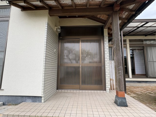 重厚感のある玄関まわりは、ゆとりあるポーチスペースを確保しています。屋根付きのため雨の日の出入りも安心です。引き戸タイプの玄関で開閉がしやすく、荷物の出し入れもスムーズに行うことができます。