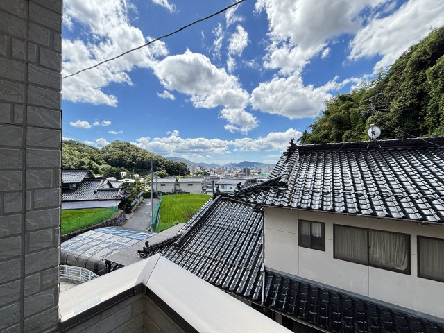 バルコニーからは緑豊かな山並みと住宅街が広がる開放感のある眺望を楽しめます。視界が抜けているため圧迫感が少なく晴れた日には青空が広がる心地よいロケーション。季節の移ろいを感じながら時間を過ごせます。　