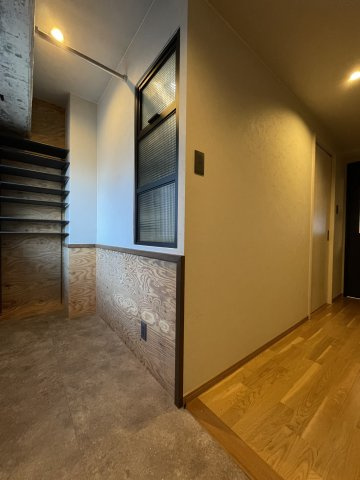 明るく広々とした玄関は、開放感があり温かみを感じさせてくれます。