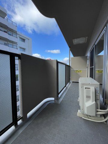 朝の澄んだ空気や、夕方に吹く清々しい風を感じられるバルコニー。