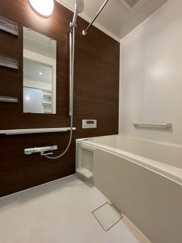 一日の疲れを癒すバスルームは、心地よいリラックスを叶える清潔感溢れる美しい空間です。