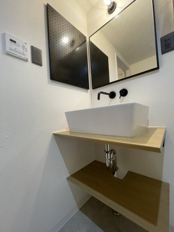 清潔感ある洗面台は、身だしなみチェックや肌のお手入れに最適です。