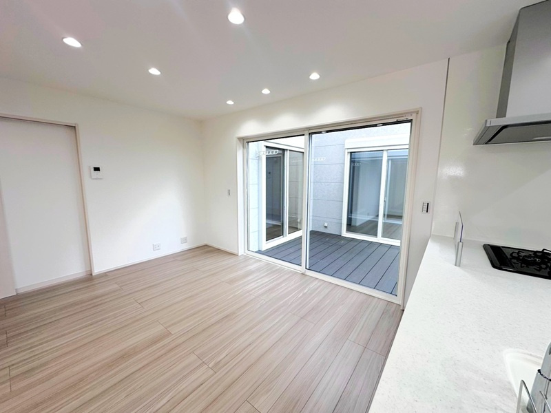 行田市大字野3区画　3号棟　キッチン（同仕様・施工例）並んで調理できるシステムキッチンはインテリアに合わせやすい人工大理石のワークトップを採用しました。※インテリアは金額に含まれません。
