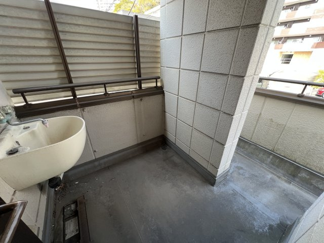 2階バルコニーには洗面台がございます