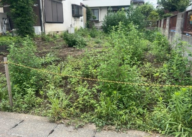 土地の形が極端に長細かったり、狭小地、あるいは道路との高低差がある傾斜地だった場合、後々売ろうとしても買い手がつかない場合もあります。後々、売却することになった時に価値の下がらない土地を選びましょう。