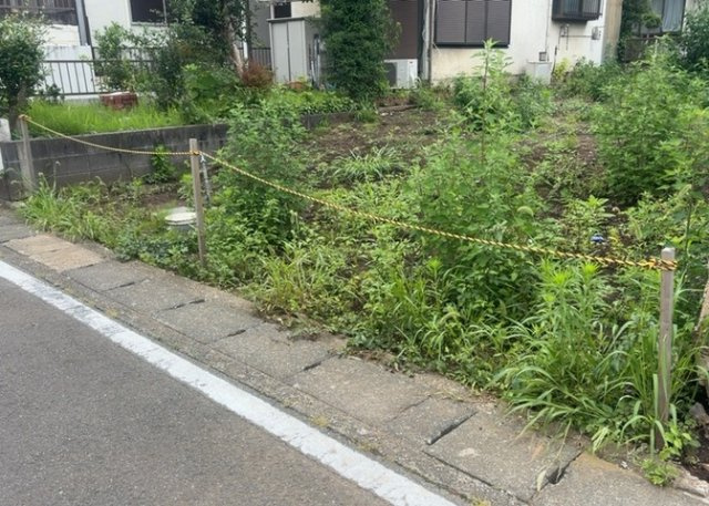 土地の面積＝住宅面積ではありません。建ぺい率の問題などで、土地のある場所によって住宅を建てられる面積は限られています。高さもしかり、「土地」という言葉の中には、建築条件も含まれると考えておきましょう。