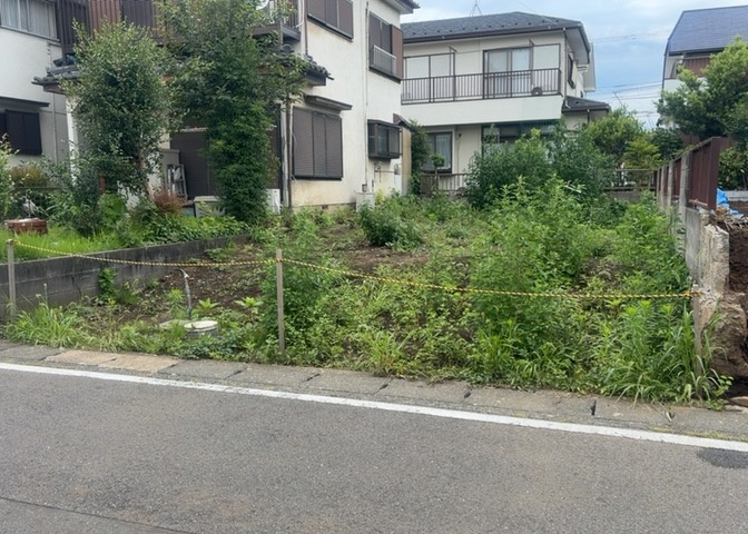 家を建てる場合、方位は要チェックです。現実的に日当たりのよい家ならばリビングは南側、建築基準法でも北側に当たる家への配慮は求められています。土地を見学に行く際は、方位磁針を持って行くようにしましょう。