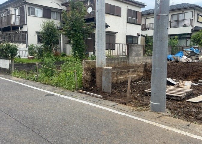 土地の前の道路に消火栓が設置されていることがあります。この場合、道路交通法第45条第1項により、駐車禁止の場所が指定されています。そのため、車庫などの駐車スペースをつくることができない場合があります。