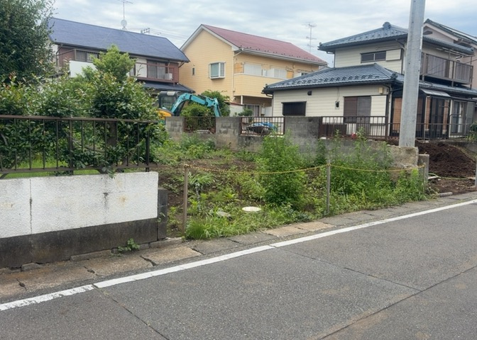 現地に行くなら、物件の周囲の地形がどうなっているかを見ることも大切です。周辺より低くなっている土地では、大雨などで水が集まりやすいため、地盤が弱くなっているということも考えられるため、注意が必要です。