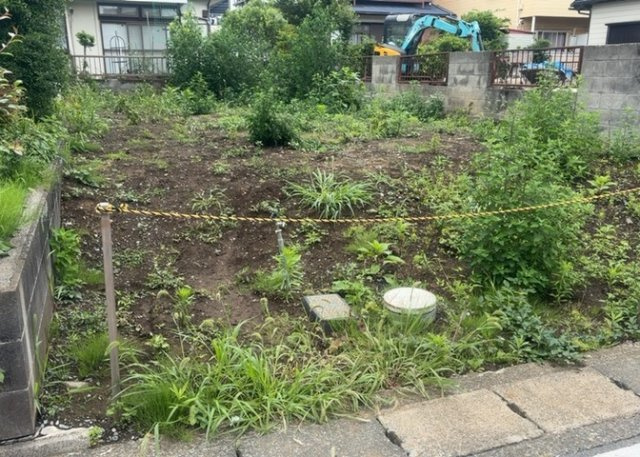 土地購入を検討されている場合、境界杭がない状態で購入してしまうと境界確定測量をする必要があり、費用がかかります。購入の前に、売主、隣土地所有者立ち合いのもと境界を確定し境界杭を設置するのがベストです。