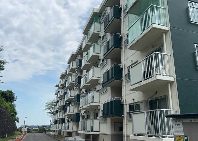 外観はマンション管理がされているかの目安になります。築年数が古いと、壁面は劣化してひび割れが生じることも！建物が古びていても細かいところが修繕されていると、きちんと管理されているなぁと感じるでしょう。