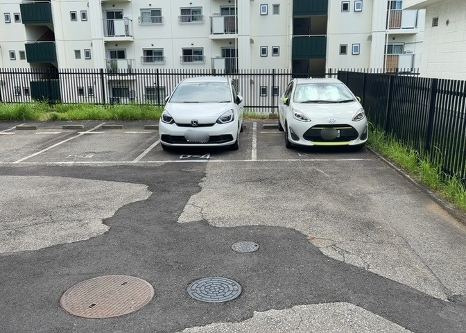 車一台あたりに必要なスペースは、標準サイズの普通自動車で横幅2m50cm、長さ5mは必要になります。ただし、乗降のことも考慮して横幅3m30cm、長さ5m50cmほどは確保できるところを選びましょう。