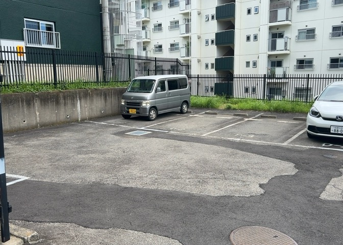 駐車場と明記されていても、最小スペースでつくられた駐車場だと大型車は駐車できなかったり、出入りしにくくなったりする可能性があります。お車のサイズと購入したい物件の駐車場のサイズを現地で確認しましょう。