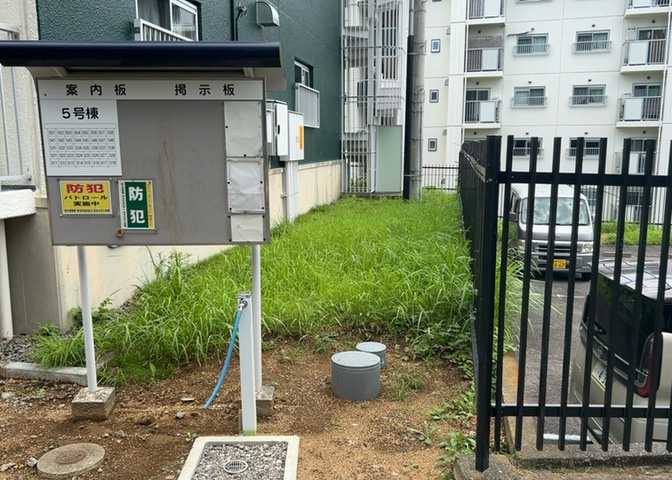 中庭（パティオ）とは、一つの建築物の内部に設けられた、壁などで囲われている庭のことを指します。コの字型、ロの字型が主流ですが、L字型の中庭もあります。最近では、インテリア性の高さからも人気があります。