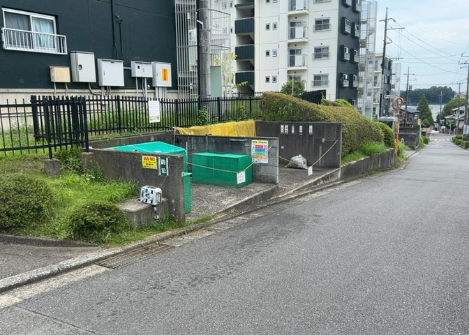共有部分は、住民なら誰もが使える設備のこと。例えば駐車場やエレベーター、インターネット設備、セキュリティ設備などがあります。他にも、マンションの廊下・外部階段やエントランス・ゴミ置き場などがあります。