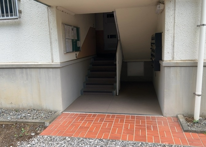 受付はマンションコンシェルジュがいる場合もあれば、管理人が滞在する小部屋を総称して呼ぶことがあります。主にエントランスに設置されていることから、防犯面でも期待ができます。防犯設備がない場合はより安心！