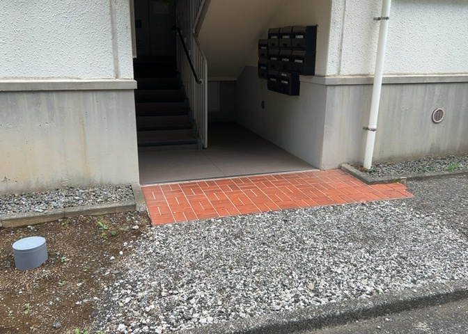 ロビーというと、エントランスと何がちがうの？と思いますよね。実はロビーとエントランスには明確な決まりはありません。物件によっては、エントランスを入って広がるある程度の広さのある空間がロビーとなります。