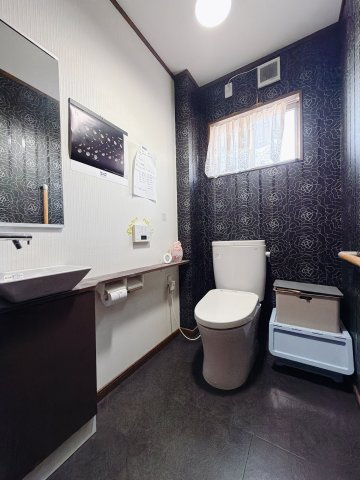 ■トイレ｜1階、2階にもトイレをご用意しております♪窓付きなので常に換気もでき、綺麗保てます♪